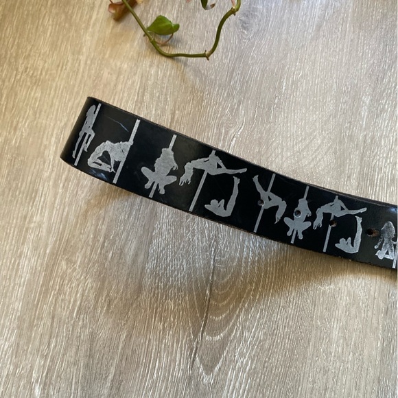 Vintage NO FEAR Black Silver Stripped Exotic Dancer Print Leather Belt  28/33” - Picture 2 of 7